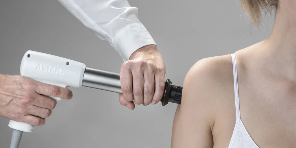 Shock wave therapy training - basics and practical use 2 kK8MfoxkWIbDn6rLHHfSUpvaSiaJdXiJ56QMNXIk Prapatsorn Medical เครื่องมือกายภาพบำบัด และตรวจปอด